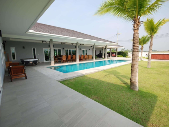Spacious Luxury Pool Villa on a 2,400 sqm Plot for Sale in Hua Hin