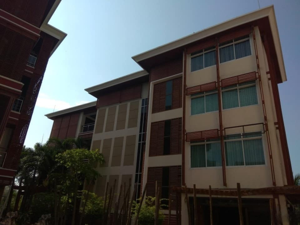 Seaside 2 Bedroom Condo For Sale in Hua Hin Soi 9 with Pool and Gym