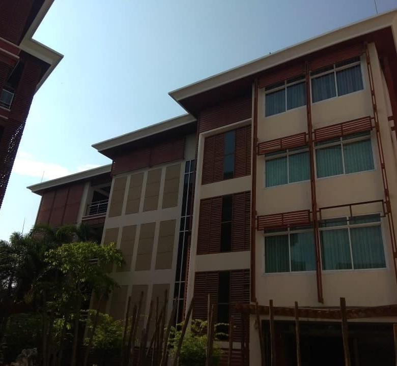 Seaside 2 Bedroom Condo For Sale in Hua Hin Soi 9 with Pool and Gym