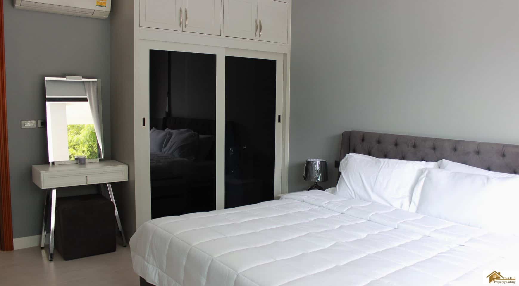 Villa Bedroom Mountain View Window
