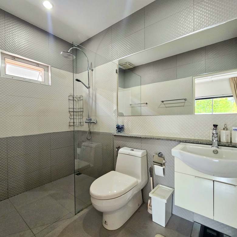 Contemporary Baan Yu Yen Villa Sale Opportunity