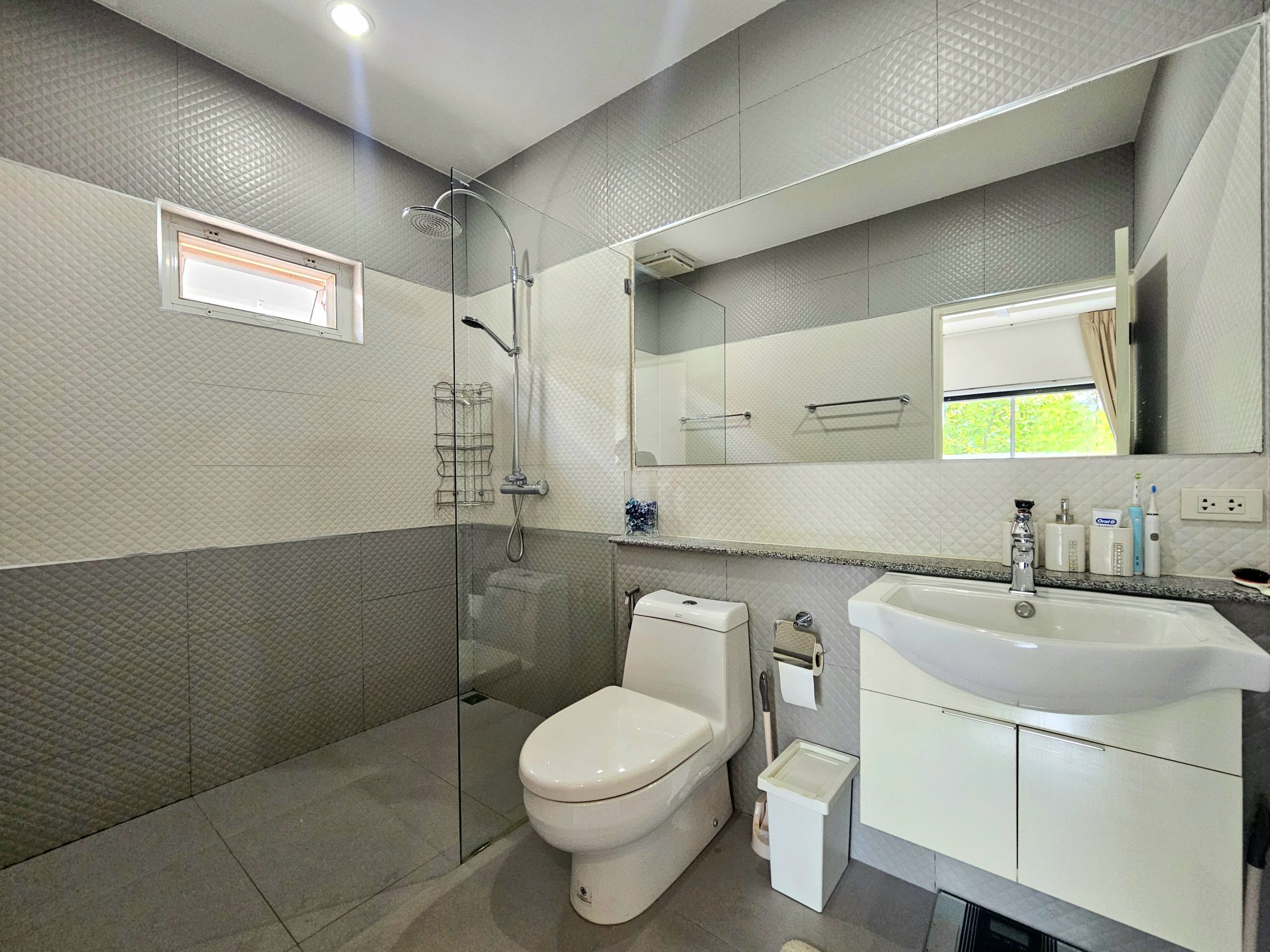 Contemporary Baan Yu Yen Villa Sale Opportunity