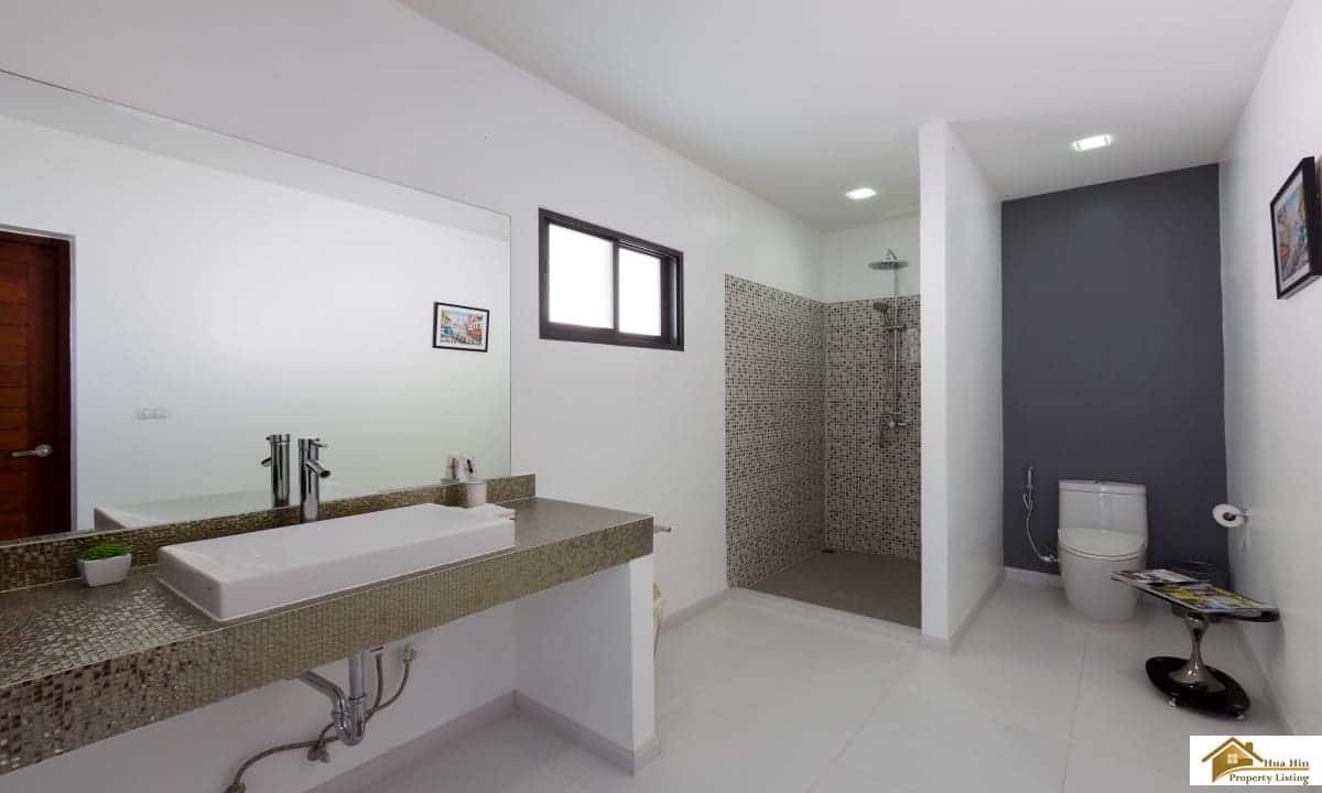 Contemporary Hua Hin Villa with Golf Course Access