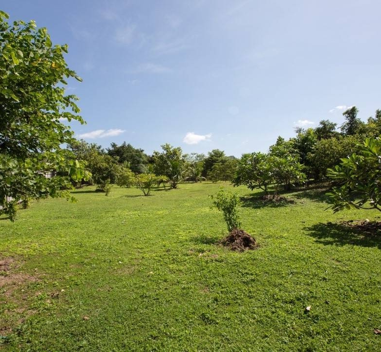 Exclusive Thai Estate Near Black Mountain Golf Resort
