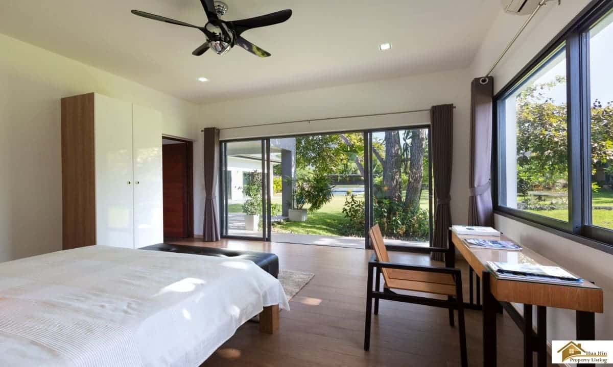 Modern Home Near Golf Course Beautiful Estate with Swimming Pool and Mountain Vistas