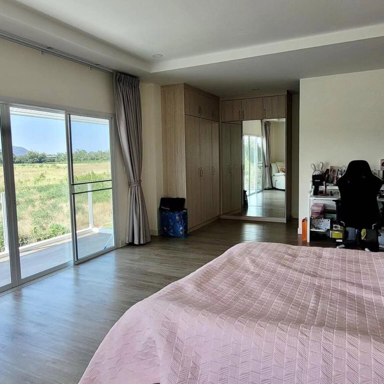 Lakefront Luxury Villa Stunning Property