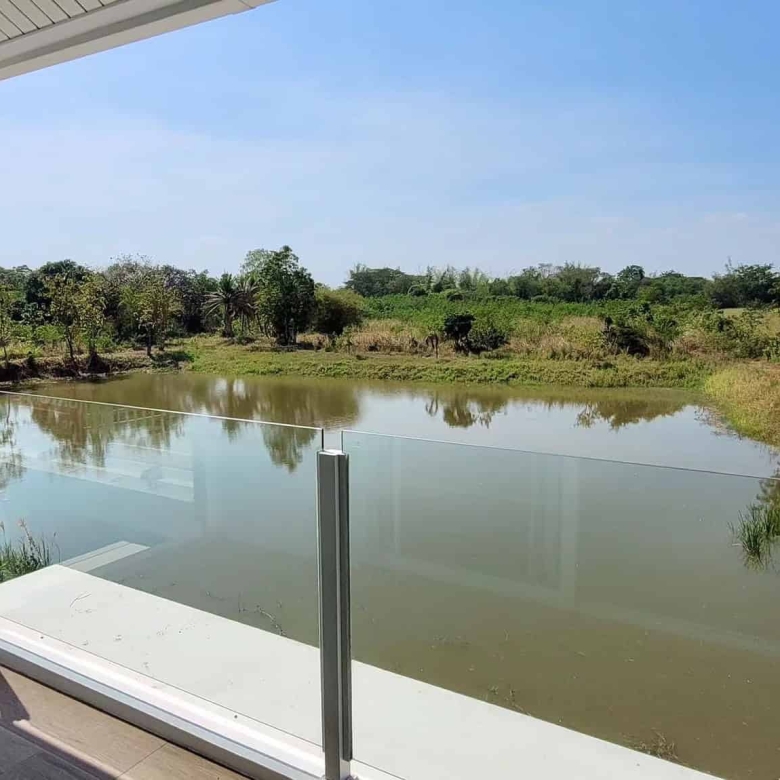 Premier Waterfront Villa Garden Paradise