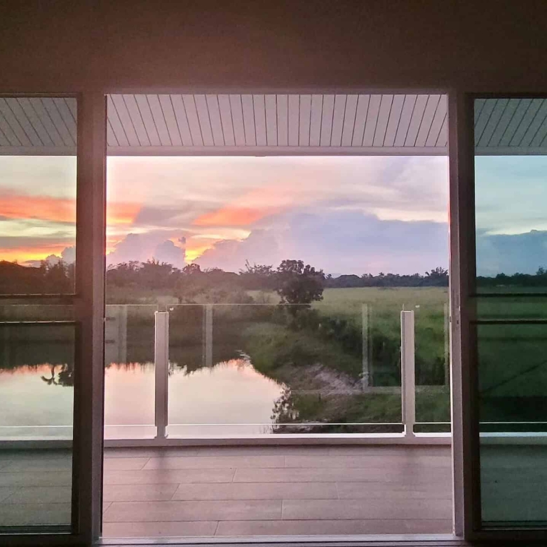 Exclusive Villa Stunning Lakefront Views
