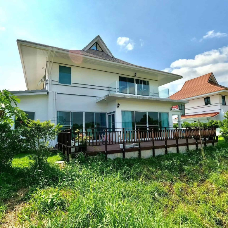 Premier Lakefront Villa Waterfront Garden Views