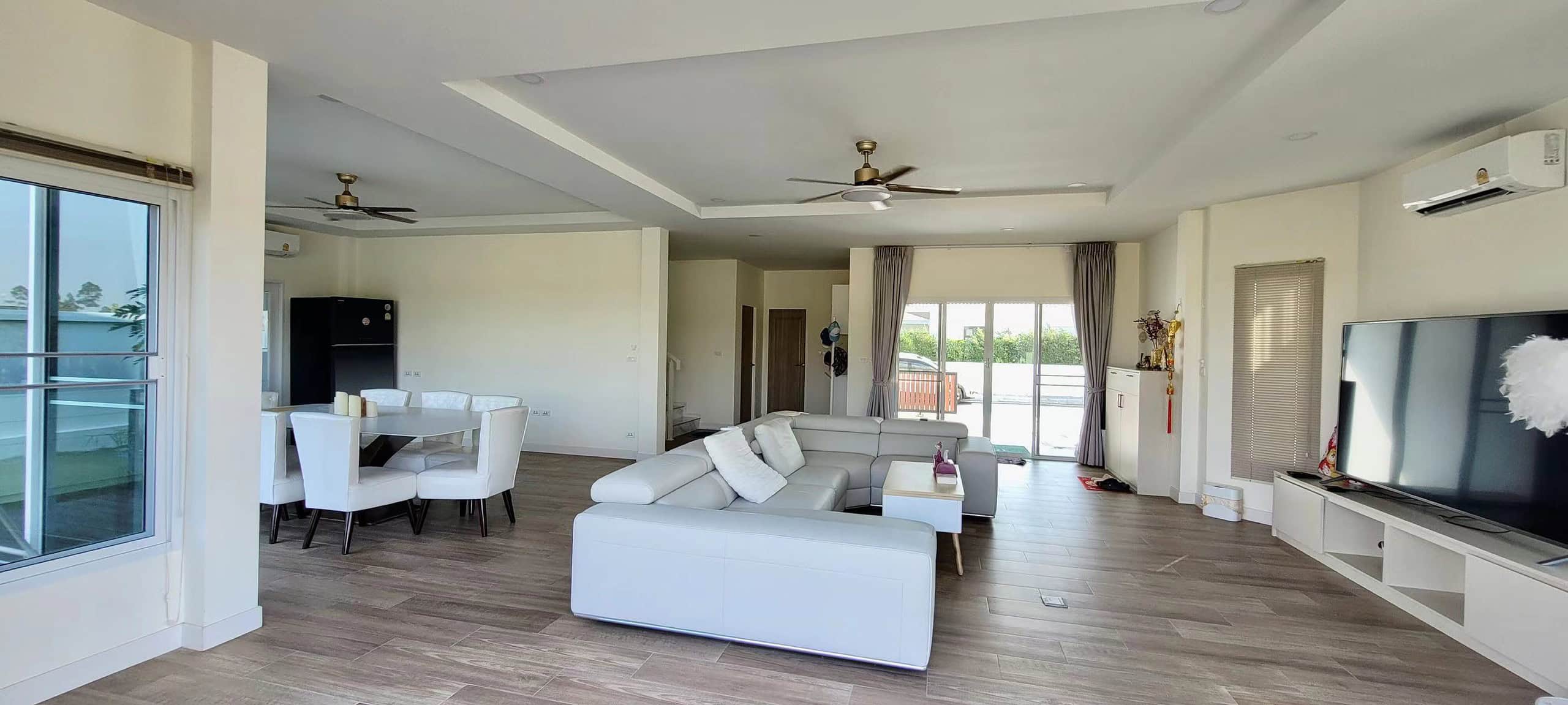 Luxury Waterfront Villa Stunning Views