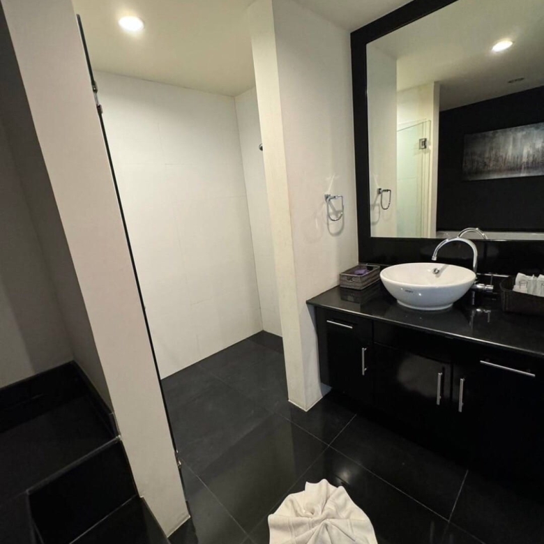 Elegant Luxury Condo Mountain Views