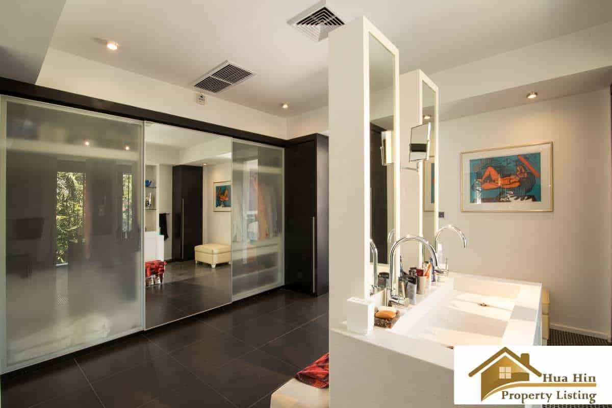 Contemporary Residence Garden Area Executive Villa Swimming Pool Pristine Golf Setting