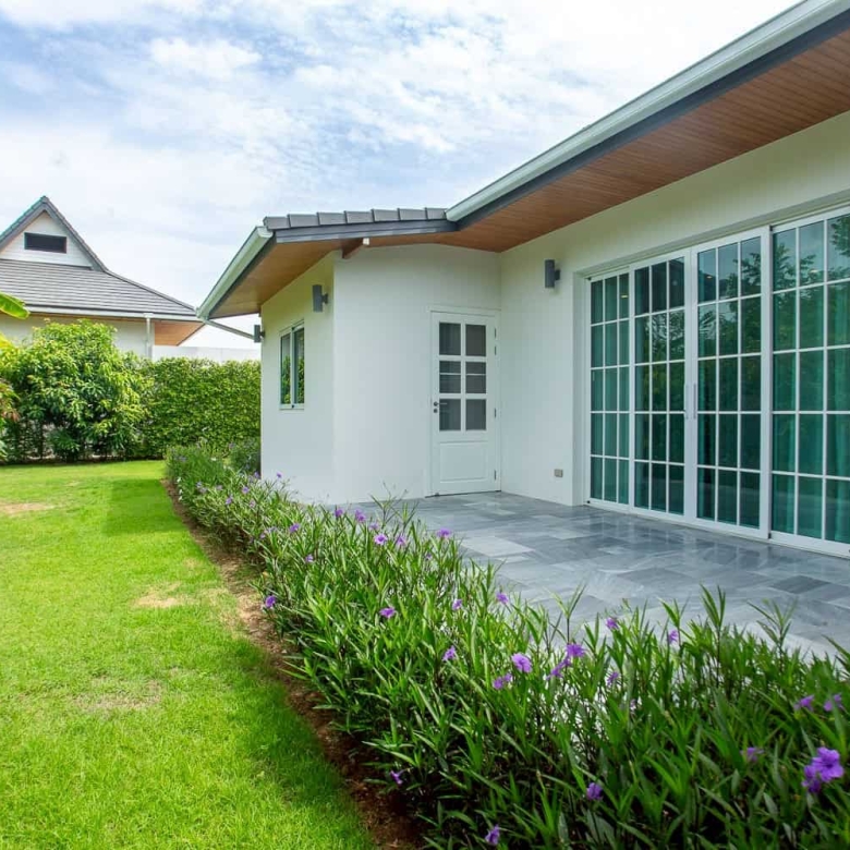 Villa Garden Peaceful Setting