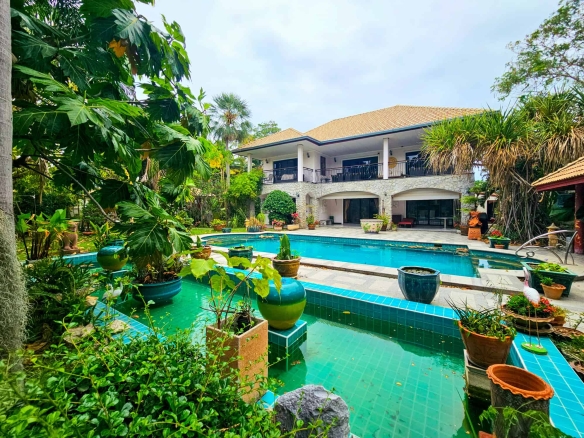 Luxurious Pool Villa Hua Hin Living Space