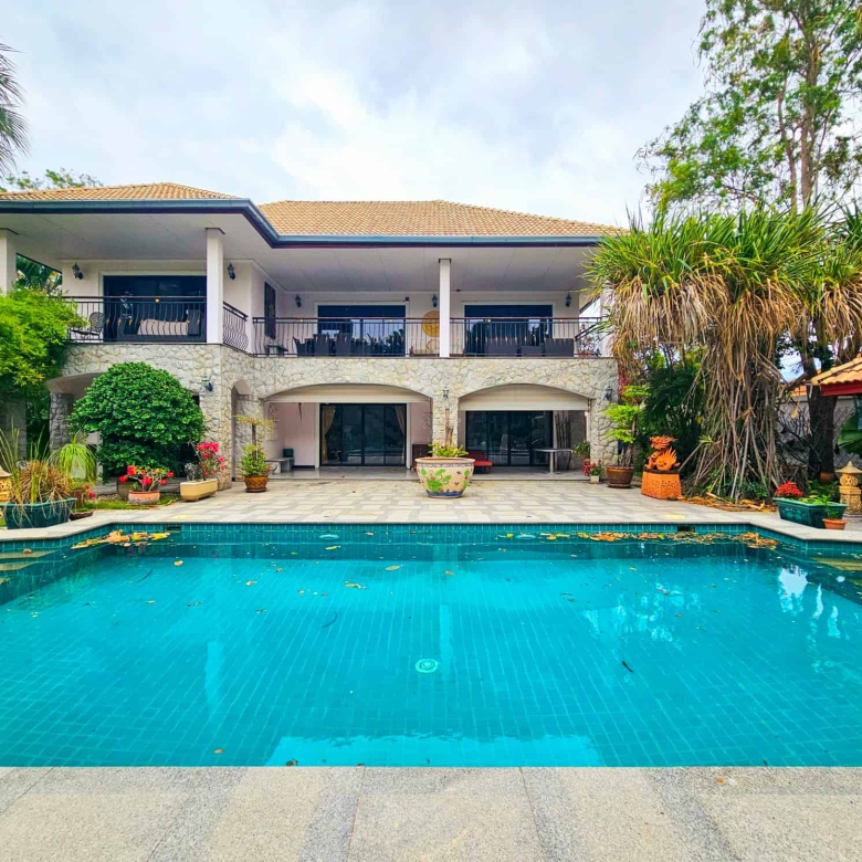 Private Swimming Pool Villa Backyard