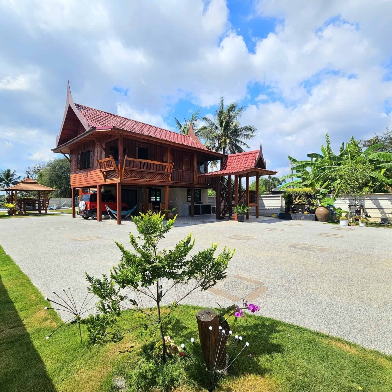 Luxury Swimming Pool Villa in Wang Pong