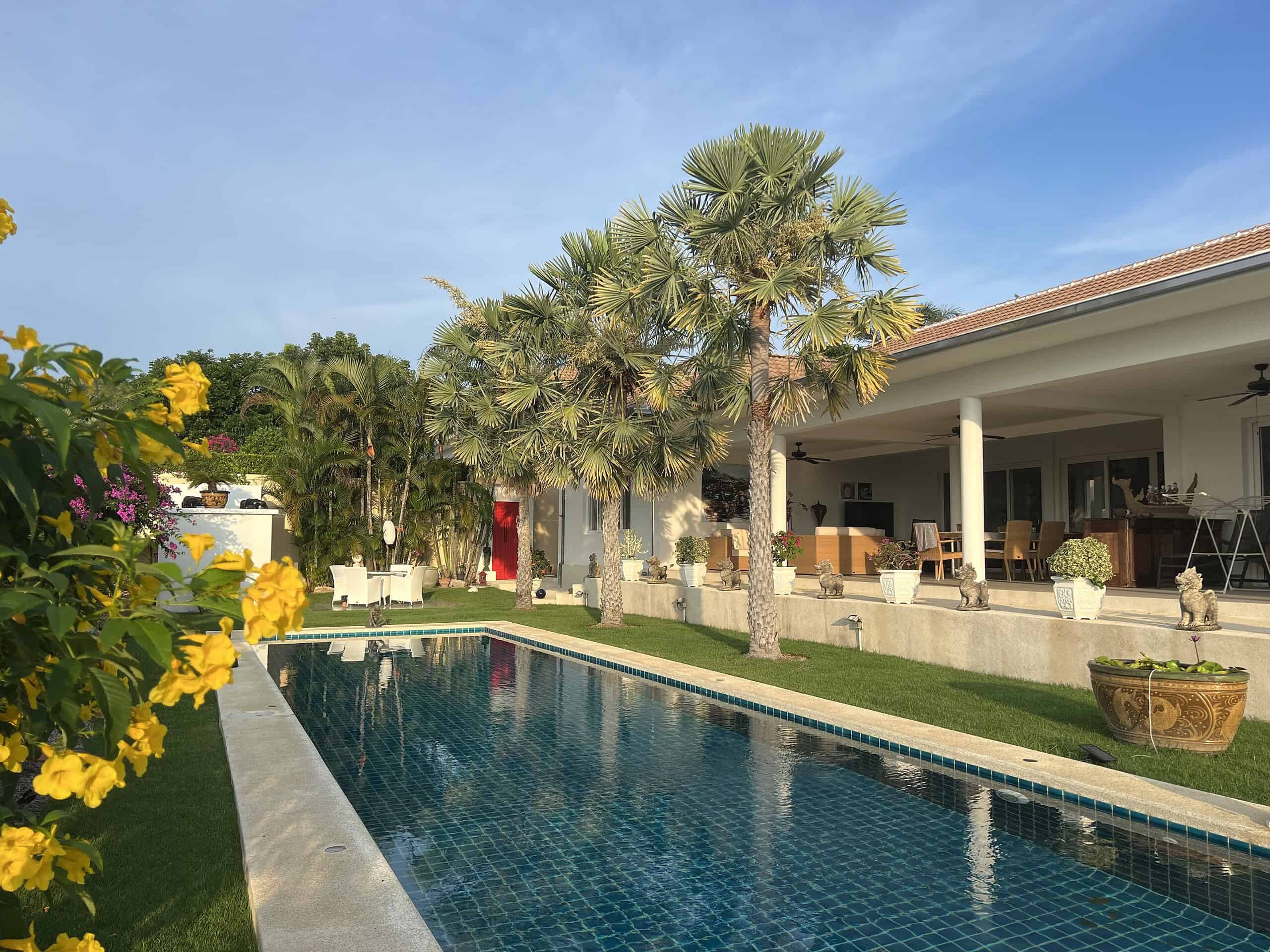 Stylish Home with Beautiful Pool View Retirement paradise modern pool villa