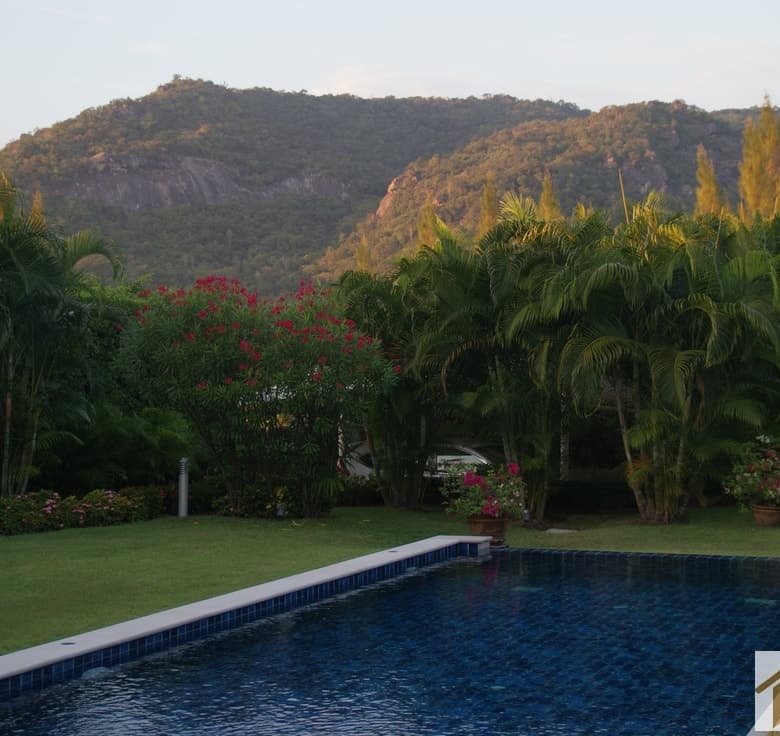 Private Estate Modern Villa Baan Ing Phu
