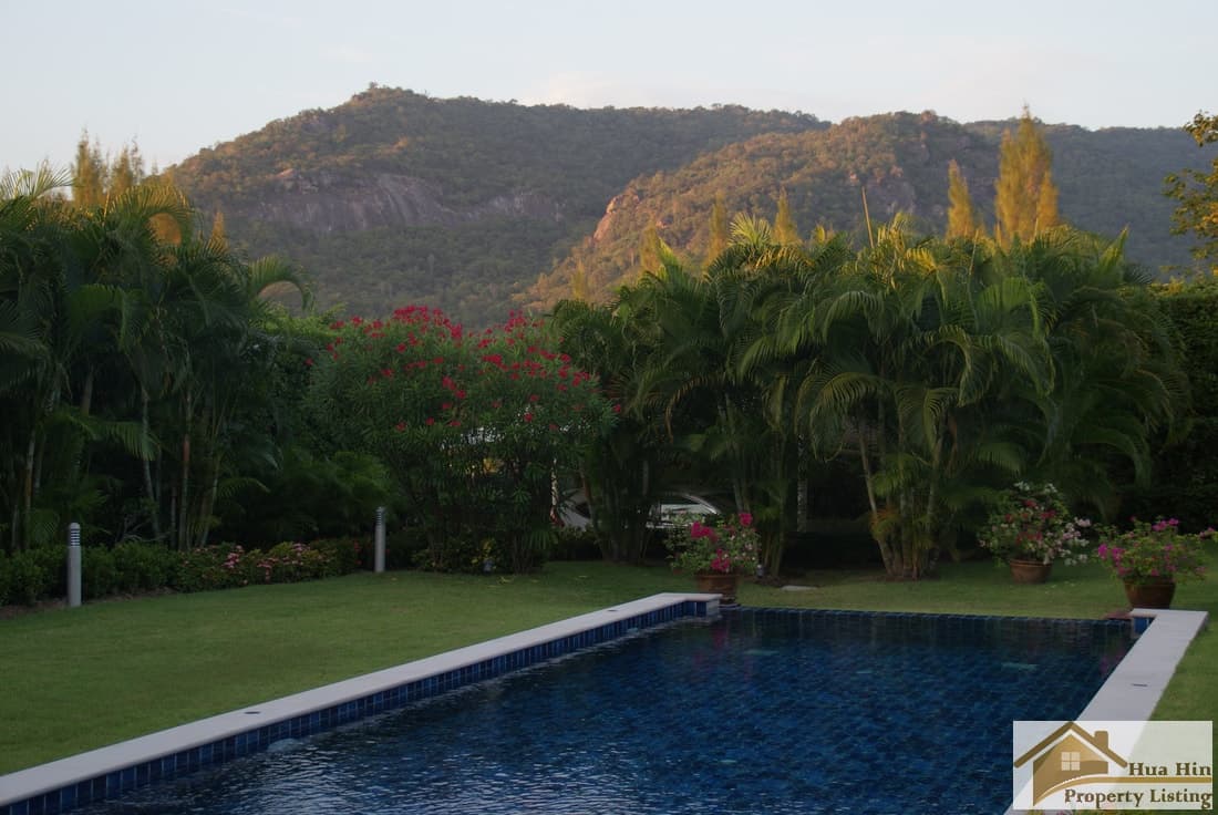 Private Estate Modern Villa Baan Ing Phu