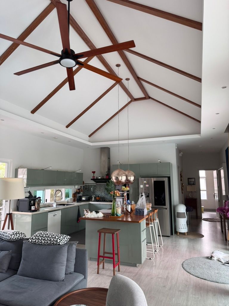 Designer Pool Villa in Prestigious Neighborhood