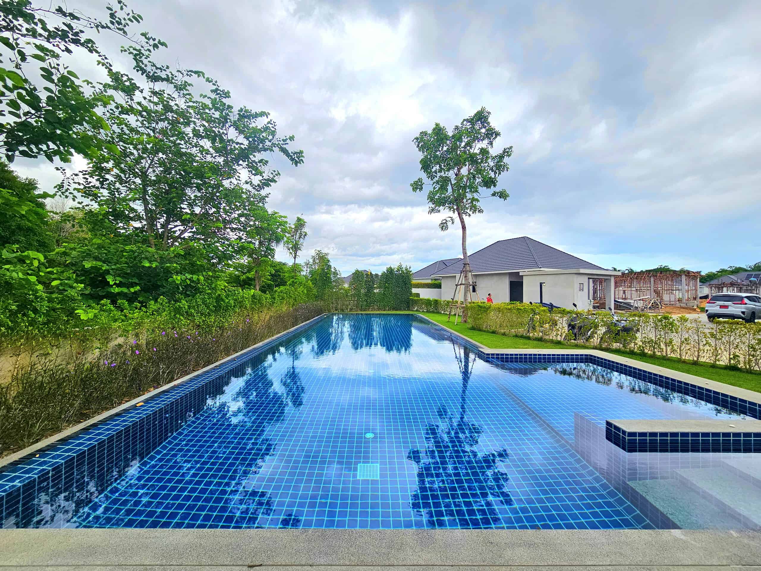 Stylish Villa with Pool Contemporary bathroom fixtures villa suite