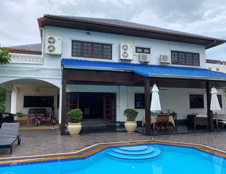 Spacious 6-Bedroom Pool Villa For Sale in Hua Hin City Center