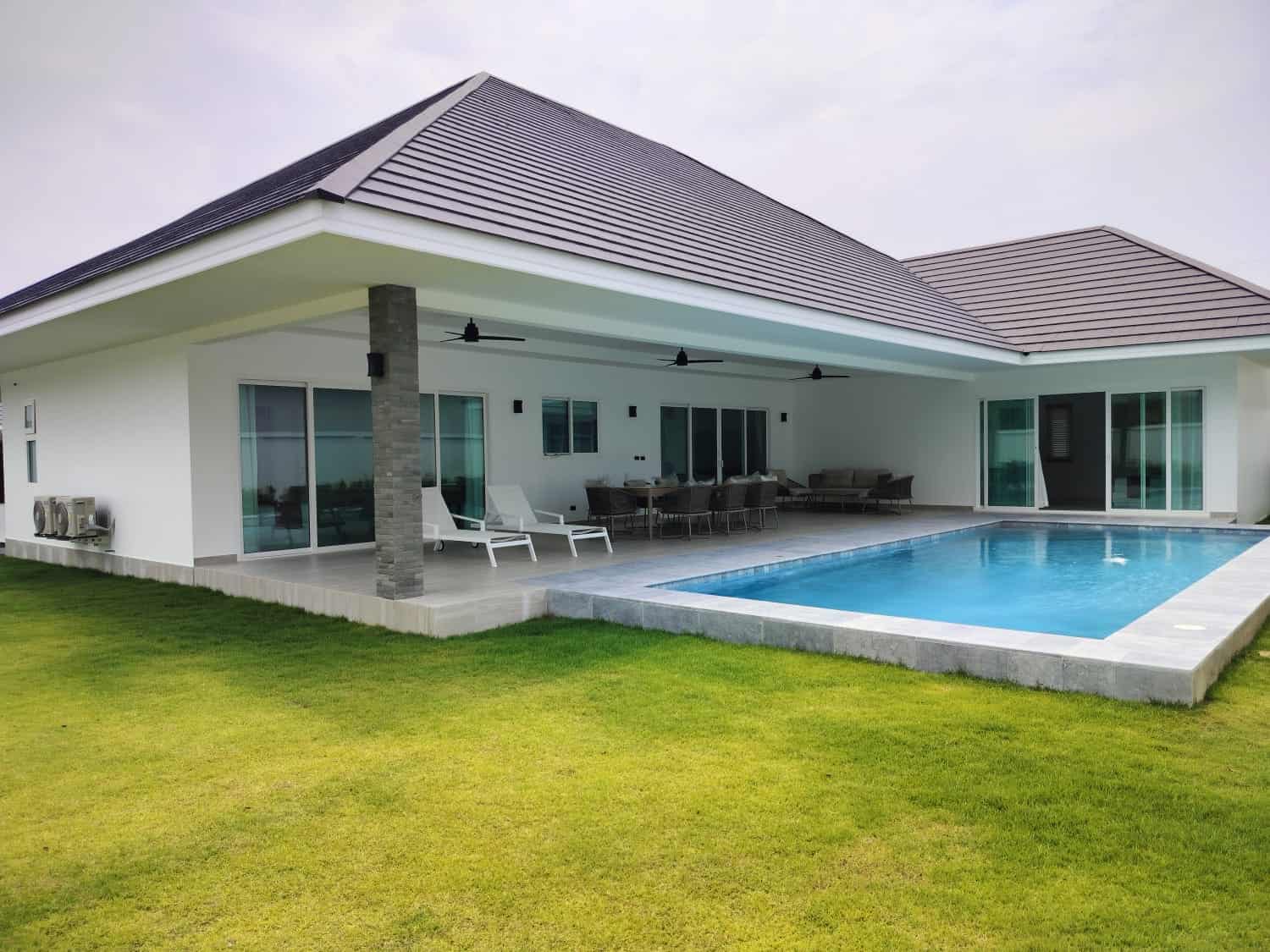 Luxury Villa Private Pool Brand New High Quality Luxury Pool Villas For Sale