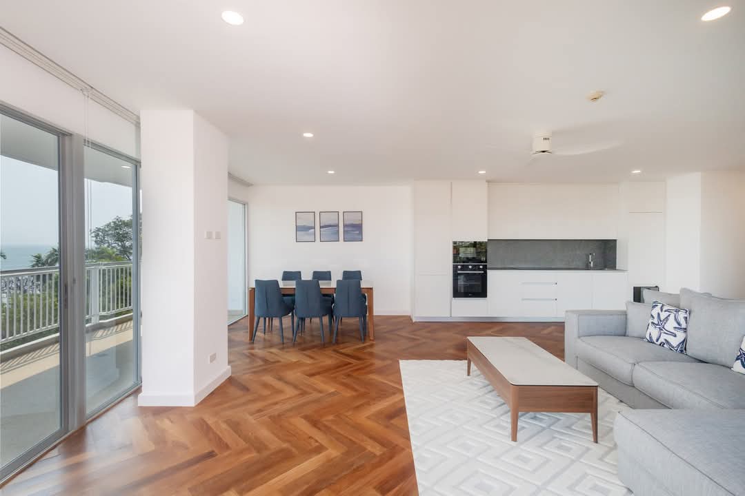 Luxurious Beachfront Condo Dramatic Coastal Panorama