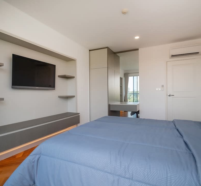 Prestigious Beachfront Condo Impressive Ocean Outlook