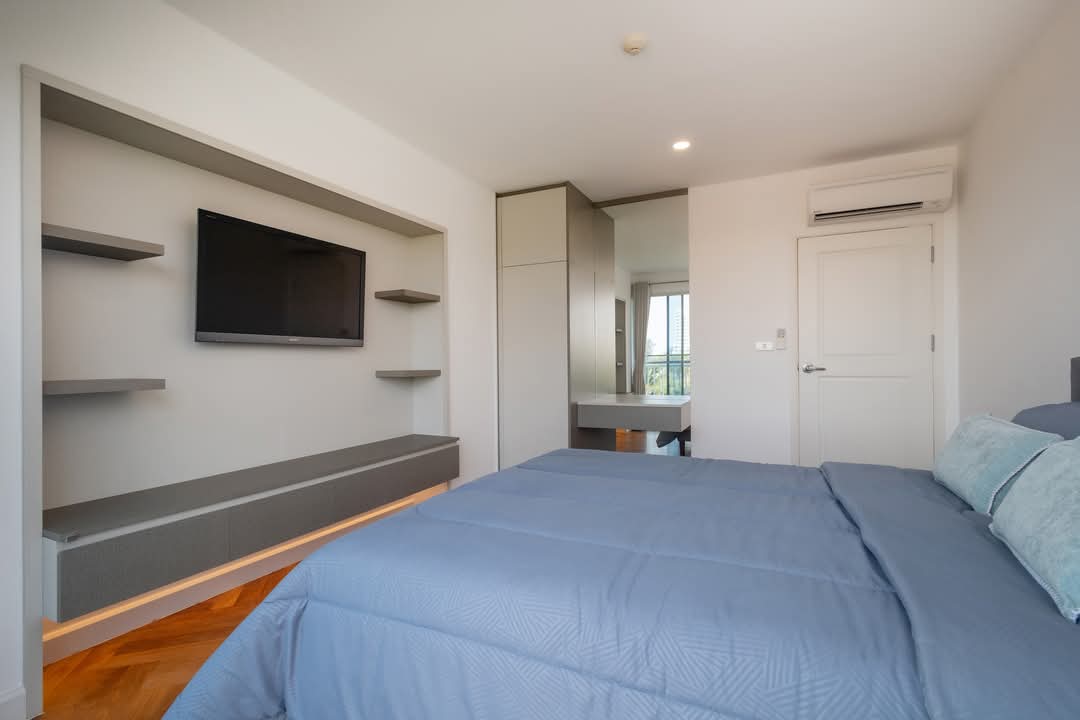 Prestigious Beachfront Condo Impressive Ocean Outlook