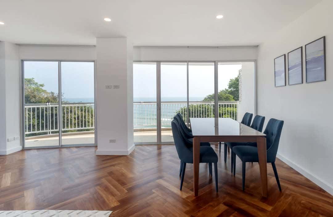Beautiful Beachfront Condo Endless Ocean Horizon