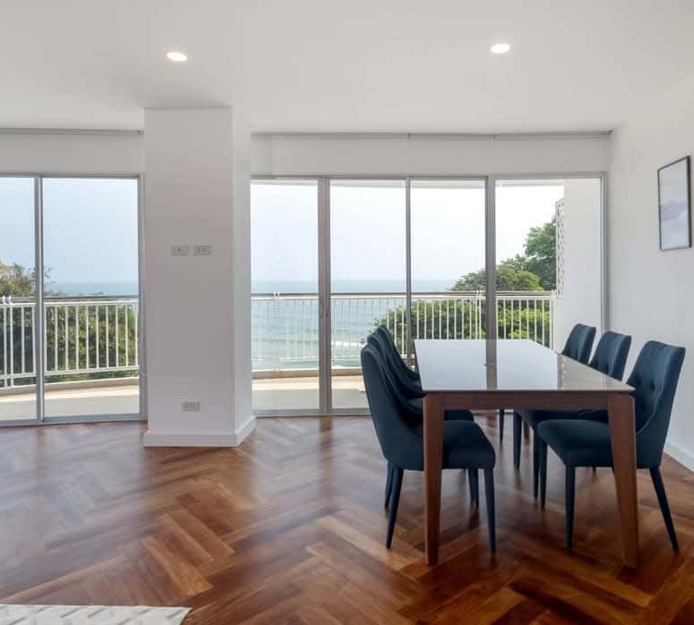 Sophisticated Beachfront Condo Magnificent Water Views